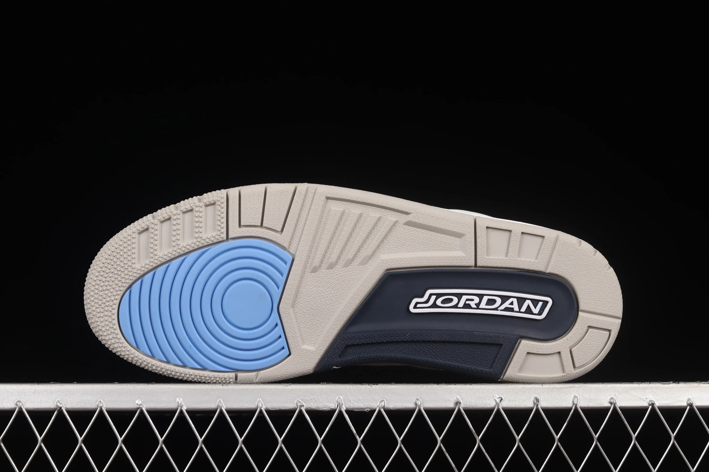 All categories Air Jordan Jordan series basketball shoes Air Jordan 3 foreign trade version Air Jordan 3 UNC AJ3 Joe 3 North Carolina blue white burst blue crack mid-basketball sneakers CT8532-104